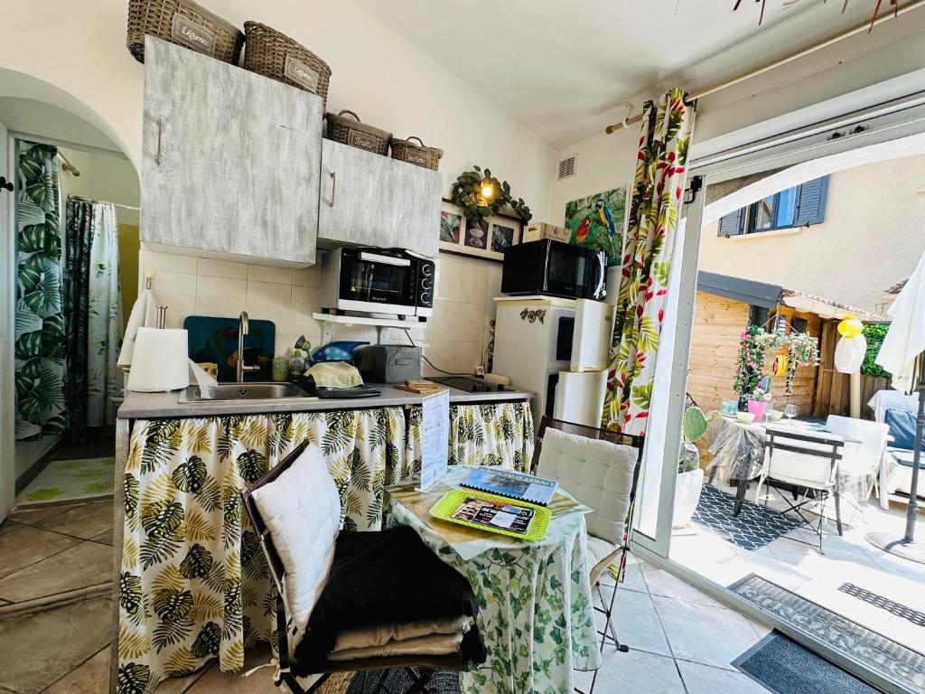 Cucina a vista attrezzata